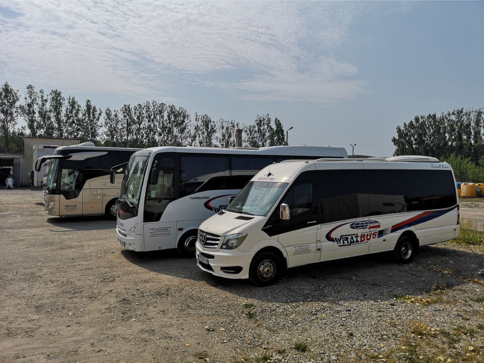 Autobusy Wiraż-Bus na placu firmy