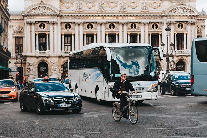 Dlaczego warto podróżować autobusem?